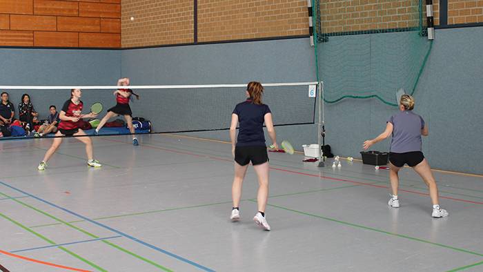 4 Spielerinnen auf dem Feld