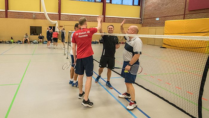 Schleifchenturnier Erwachsene in Wittenberge am 14.01.2023 Spieler beim Abklatschen am Rundenende.