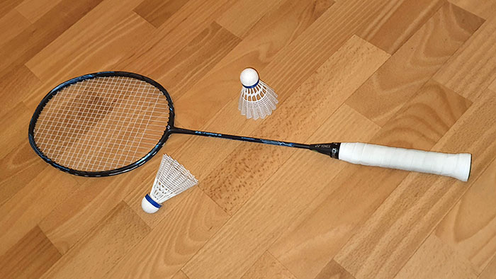 Badmintonschläger und Plastikbälle haben wir vor Ort. Diese können verwendet werden. 