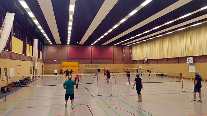 Hier spielen wir Badminton. Es gibt 6 Badmintonfelder die jeweils mit maximal 4 Personen belegt werden können. Die Hallendecke ist schön hoch. Duschen sind vorhanden.